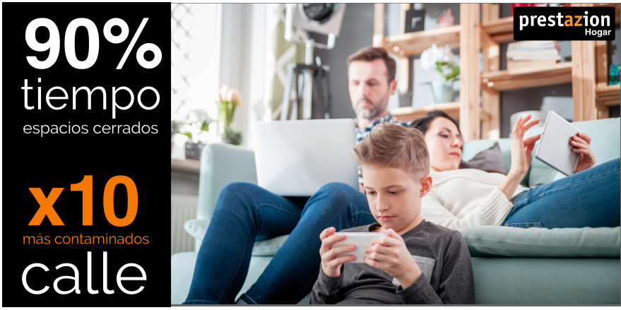 familia en su casa con tablet y movil. necesitan un purificador de aire