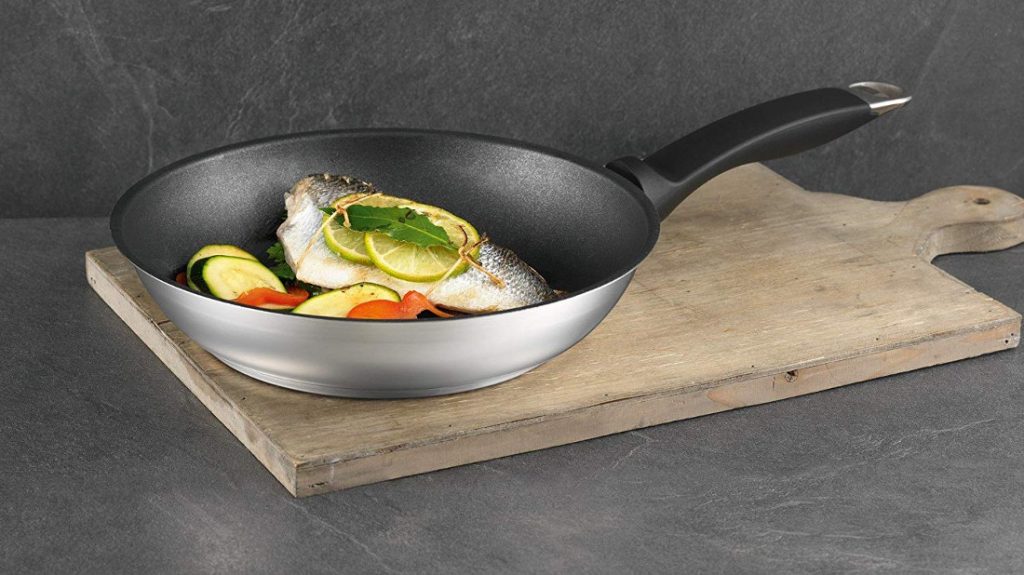 sartén de titanio con comida a la plancha