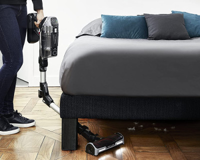 Rowenta-XForce-Flex-14.60-aspirando-debajo-cama