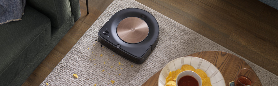 Roomba s9 limpieza delande de la mesa