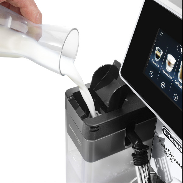 Delonghi-ECAM612.55.SB-PrimaDonna-Soul_llenando-deposito-de-leche