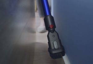Dyson V11 Total Clean aspirando detrás del sofá