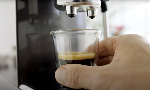 De'Longhi Dedica Arte ¿cómo sale el café?
