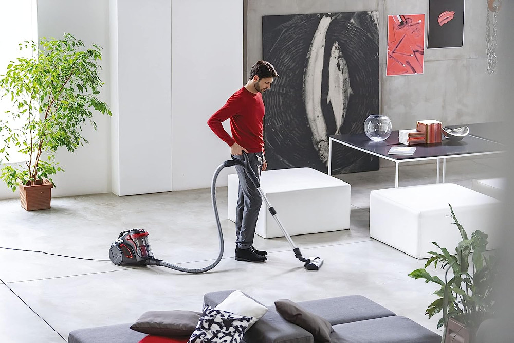 Hoover H-POWER 700 aspirando el suelo